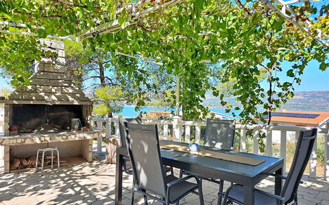 Trogir Slatine 166: Zwembad, Bergketen, Eco Hotel, Toevlucht, Landgoed, Vallei, Villa, Landscaping, Badplaats, Backyard