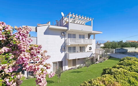 Trogir Slatine 166: Zwembad, Bergketen, Eco Hotel, Toevlucht, Landgoed, Vallei, Villa, Landscaping, Badplaats, Backyard