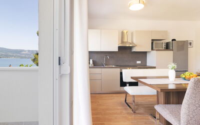 Anđa 166.1: Meubilair, Interieur Ontwerp, Flooring, Verdieping, Huis, Appartement, Kamer, Keuken, Stoel, Countertop
