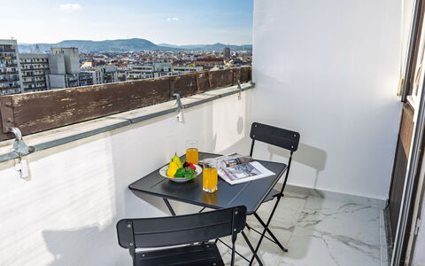 Prater: Appartement, Stoel, Balkon, Daylighting, Aluminium, Linens