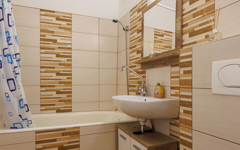 Prater: Flooring, Wastafel In De Badkamer, Badkamer, Loodgieterswerkinrichting, Verdieping, Interieur Ontwerp, Wastafel, Loodgieter, Tegel, Kraan