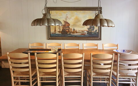 Voc-Huys: Kamer, Meubilair, Tafel, Interieur Ontwerp, Eetkamer, Stoel, Keuken, Gebouw, Barkruk, Hardwood
