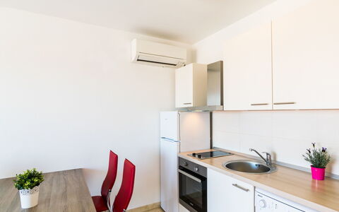 Brač Sutivan 104: Eigendom, Kamer, Meubilair, Onroerend Goed, Gebouw, Interieur Ontwerp, Huis, Verdieping, Keuken, Cabinetry