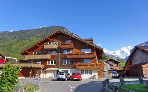 Wilderswil 112: Lucht, Gebouw, Berg, Eigendom, Fabriek, Venster, Huis, Architectuur, Voertuig, Auto