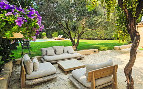 L'Oustaou dei Figo: Meubilair, Buitenmeubels, Tuin, Struik, Groundcover, Backyard, Landscaping, Schaduw, Werf