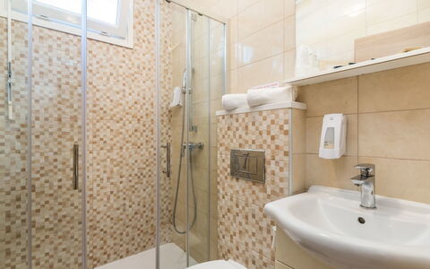 Rab Kampor 650: Badkamer, Eigendom, Kamer, Tegel, Interieur Ontwerp, Muur, Onroerend Goed, Architectuur, Gebouw, Loodgieterswerkinrichting