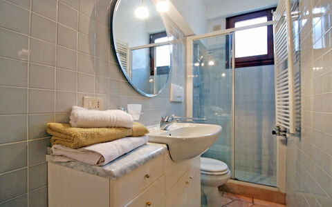 Barbaria de le Tole: Badkamer, Kamer, Eigendom, Tegel, Interieur Ontwerp, Gebouw, Onroerend Goed, Architectuur, Loodgieterswerkinrichting, Badkamer Accessoire