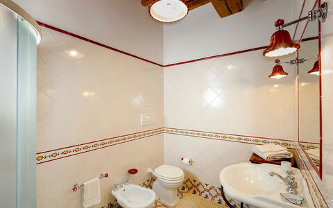 Villa Scianellone: Loodgieterswerkinrichting, Wastafel In De Badkamer, Badkamer, Wastafel, Toilet, Interieur Ontwerp, Verlichting, Kraan, Wc Bril, Spiegel