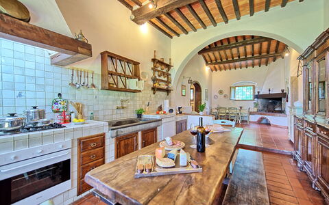 Villa Campogialli: Eigendom, Kamer, Gebouw, Countertop, Interieur Ontwerp, Keuken, Onroerend Goed, Plafond, Landgoed, Huis