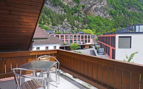 Altstadt Loft: Gebouw, Eigendom, Tafel, Fabriek, Venster, Hout, Architectuur, Berg, Buitenmeubels, Vrije Tijd