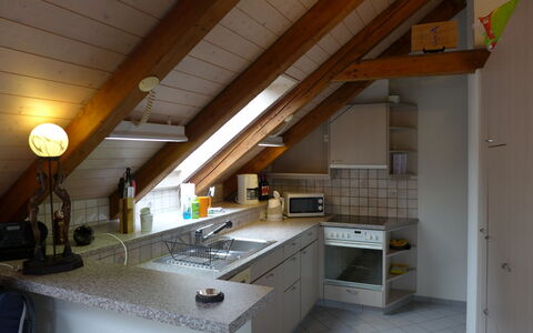 Altstadt Loft: Countertop, Cabinetry, Eigendom, Wastafel, Keuken, Gebouw, Venster, Interieur Ontwerp, Hout, Huis