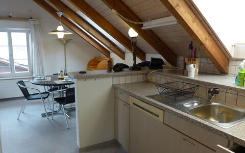 Altstadt Loft: Gootsteen, Cabinetry, Countertop, Meubilair, Wastafel, Venster, Kraan, Gebouw, Fornuis, Loodgieterswerkinrichting