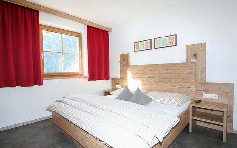 Längenfeld 380: Slaapkamer, Bed, Meubilair, Kamer, Eigendom, Laken, Bed Frame, Matras, Interieur Ontwerp, Verdieping