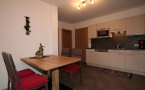 Längenfeld 380: Kamer, Meubilair, Eigendom, Interieur Ontwerp, Gebouw, Verdieping, Countertop, Keuken, Tafel, Cabinetry