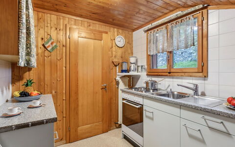 Eigersonne: Cabinetry, Gootsteen, Eigendom, Wastafel, Countertop, Kraan, Venster, Loodgieterswerkinrichting, Hout, Deur