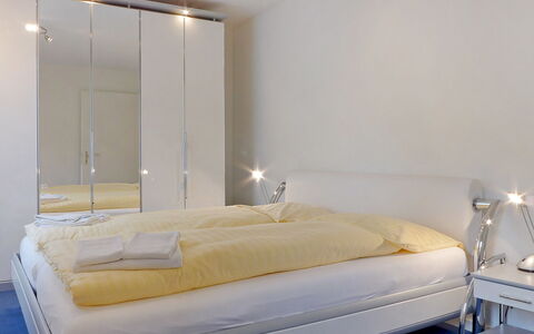 Wengen 22: Slaapkamer, Bed, Meubilair, Matras, Kamer, Bed Frame, Eigendom, Laken, Bedding, Interieur Ontwerp