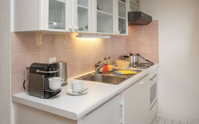 Helene Studio Christel 24.1: Toestel Van De Keuken, Keuken, Countertop, Major Appliance, Cabinetry, Gootsteen, Loodgieterswerkinrichting, Interieur Ontwerp, Wastafel, Hout