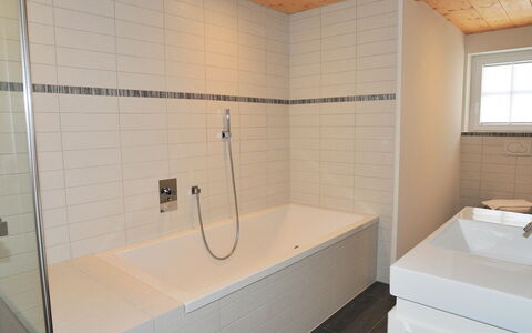 Mittaghorn Apt.8: Badkamer, Eigendom, Kamer, Tegel, Bad, Architectuur, Verdieping, Muur, Onroerend Goed, Interieur Ontwerp