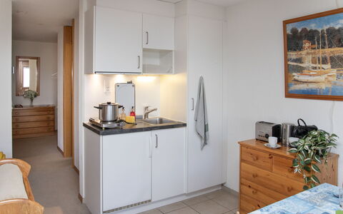 Primula Apt. B: Meubilair, Interieur Ontwerp, Hout, Flooring, Keuken, Verdieping, Wastafel, Countertop, Kamer, Plafond