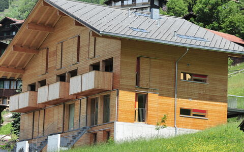 Roossi Apt. 1: Fabriek, Eigendom, Gebouw, Venster, Hout, Boom, Huis, Land Lot, Verblijf, Siding
