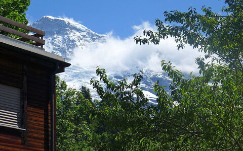 Alpina Apt. Ch: Lucht, Wolk, Boom, Huis, Berg, Heuvel Station, Architectuur, Bergketen, Alpen, Dak
