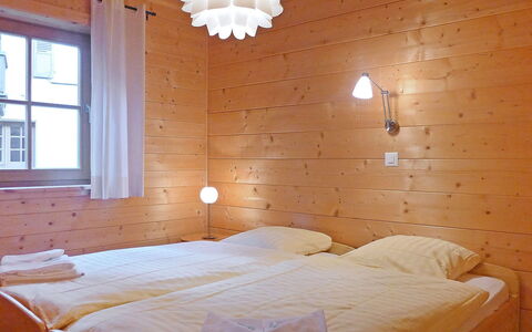 Alpina Apt. Ch: Slaapkamer, Bed, Kamer, Meubilair, Laken, Eigendom, Bed Frame, Matras, Bedding, Muur