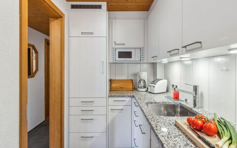 Schweizerhof Apt. S: Cabinetry, Countertop, Eigendom, Wastafel, Gootsteen, Gebouw, Kraan, Toestel Van De Keuken, Fornuis, Keuken