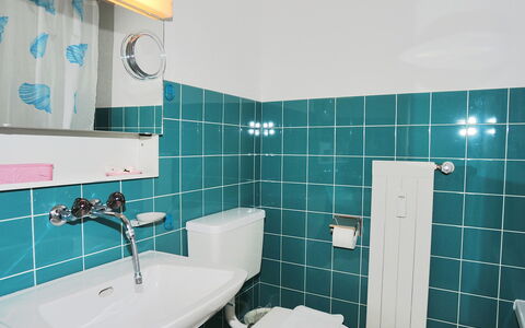 Zur Linde Apt.w: Badkamer, Kamer, Eigendom, Tegel, Turkoois, Purper, Interieur Ontwerp, Gebouw, Loodgieterswerkinrichting, Kraan