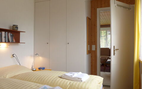 Zur Linde Apt.w: Slaapkamer, Kamer, Bed, Meubilair, Eigendom, Laken, Bed Frame, Interieur Ontwerp, Muur, Matras