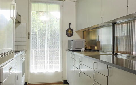 Zur Linde Apt.w: Flooring, Keuken, Hout, Interieur Ontwerp, Countertop, Verdieping, Gootsteen, Cabinetry, Plafond, Verlichting