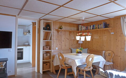 Zwärgli: Meubilair, Eigendom, Tafel, Cabinetry, Hout, Stoel, Kamerplant, Interieur Ontwerp, Gebouw, Deur