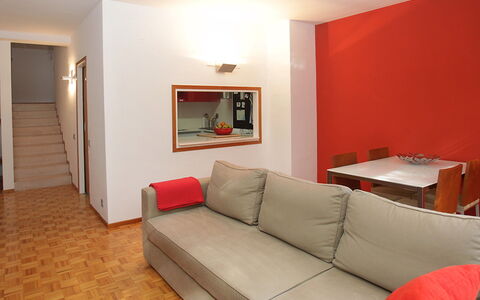 Vila Olimpica Pamplona: Kamer, Eigendom, Meubilair, Interieur Ontwerp, Woonkamer, Verdieping, Rood, Gebouw, Oranje, Muur
