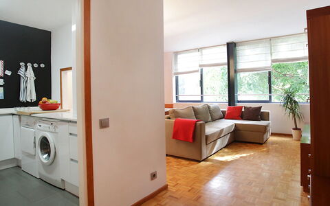 Vila Olimpica Pamplona: Kamer, Eigendom, Gebouw, Interieur Ontwerp, Verdieping, Meubilair, Huis, Zolder, Architectuur, Muur