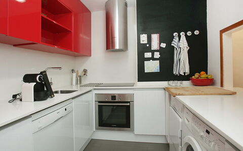 Vila Olimpica Pamplona: Kamer, Eigendom, Meubilair, Interieur Ontwerp, Rood, Keuken, Cabinetry, Huis, Gebouw, Countertop