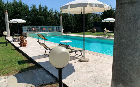 Villa Quattro Mori: Water, Meubilair, Tafel, Zwembad, Fabriek, Rechthoek, Schaduw, Stoel, Azure, Buitenmeubels