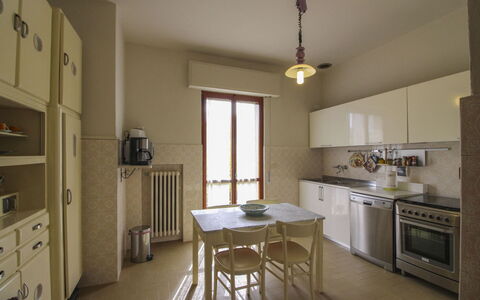 Villa Quattro Mori: Flooring, Hout, Interieur Ontwerp, Meubilair, Keuken, Verdieping, Cabinetry, Countertop, Plafond, Kast