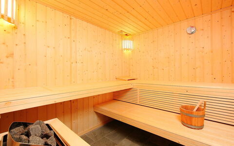 Chalet Jadi: Sauna, Kamer, Oranje, Eigendom, Interieur Ontwerp, Architectuur, Gebouw, Meubilair, Plafond, Hout
