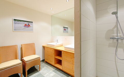 Chalet Jadi: Kamer, Badkamer, Eigendom, Interieur Ontwerp, Gebouw, Verdieping, Meubilair, Tegel, Onroerend Goed, Architectuur