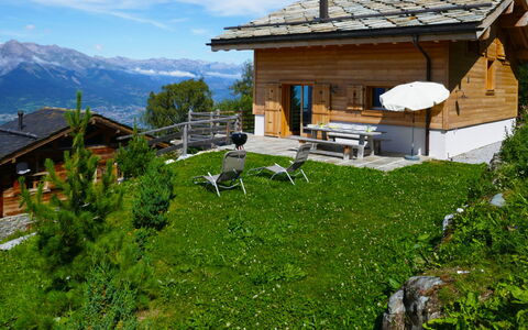 Chalet Jadi: Lucht, Wolk, Fabriek, Eigendom, Gebouw, Berg, Venster, Natuurlijk Landschap, Huis, Land Lot