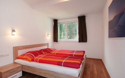 Collina: Slaapkamer, Meubilair, Bed, Kamer, Eigendom, Interieur Ontwerp, Verdieping, Laken, Rood, Houten Vloer