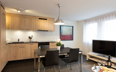 Bergfrieden Apt. 2: Kamer, Meubilair, Interieur Ontwerp, Verdieping, Eigendom, Gebouw, Eetkamer, Huis, Tafel, Plafond