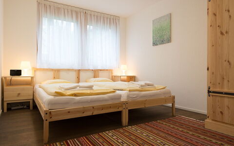 Bergfrieden Apt. 2: Meubilair, Slaapkamer, Bed, Kamer, Bed Frame, Verdieping, Eigendom, Interieur Ontwerp, Laken, Matras