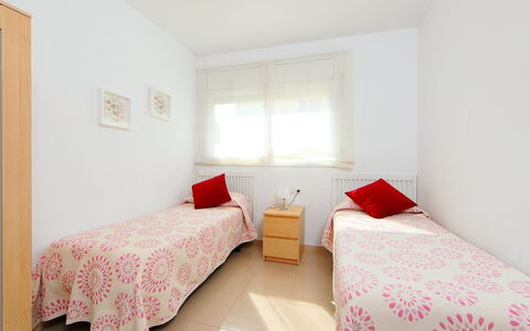 Nou Salou: Slaapkamer, Bed, Meubilair, Kamer, Laken, Eigendom, Bedding, Bed Frame, Interieur Ontwerp, Verdieping