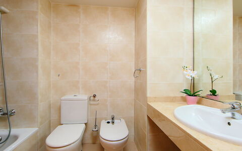 Nou Salou: Badkamer, Eigendom, Kamer, Tegel, Interieur Ontwerp, Kraan, Muur, Loodgieterswerkinrichting, Architectuur, Verdieping