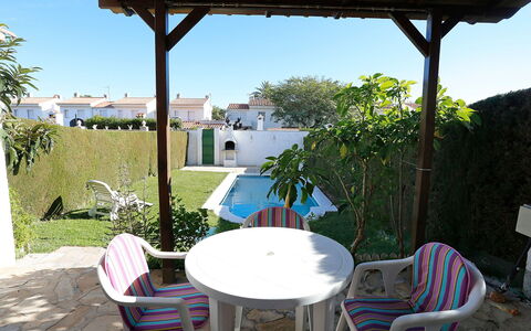 Montalt Viii: Eigendom, Gebouw, Huis, Patio, Backyard, Vakantie, Onroerend Goed, Kamer, Schaduw, Meubilair