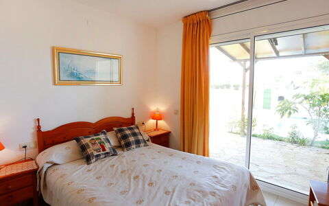 Montalt Viii: Slaapkamer, Meubilair, Bed, Kamer, Eigendom, Laken, Bedding, Bed Frame, Verdieping, Interieur Ontwerp