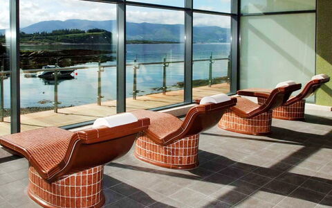 Pairc Na Saileac: Water, Eigendom, Venster, Lucht, Gebouw, Hout, Buitenmeubels, Interieur Ontwerp, Schaduw, Fabriek