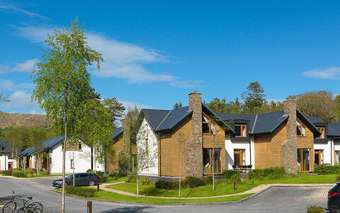 Pairc Na Saileac: Fabriek, Lucht, Wolk, Gebouw, Wiel, Venster, Huis, Auto, Boom, Weg Oppervlak