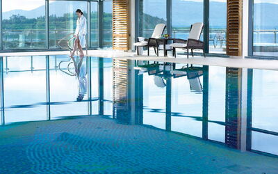Pairc Na Saileac: Water, Eigendom, Gebouw, Lucht, Blauw, Azure, Architectuur, Schaduw, Flooring, Verdieping