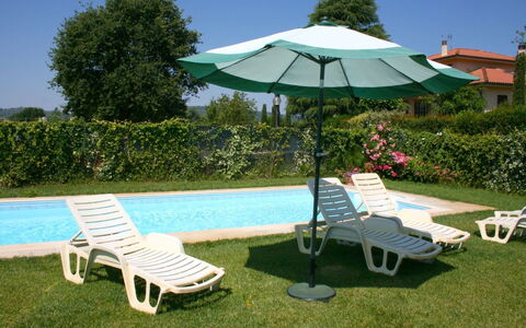 Casa Clementina: Water, Fabriek, Meubilair, Lucht, Groen, Paraplu, Schaduw, Boom, Ligstoel, Buitenmeubels